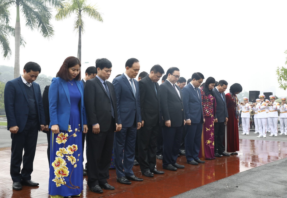 Đoàn đại biểu Thành ủy, Hội đồng Nhân dân, Ủy ban Nhân dân, Ủy ban Mặt trận Tổ quốc Việt Nam thành phố Hà Nội đặt vòng hoa, dâng hương tưởng nhớ các vị tiền bối cách mạng và các Anh hùng, liệt sỹ tại Nghĩa trang Mai Dịch. (Ảnh: Văn Điệp/TTXVN)