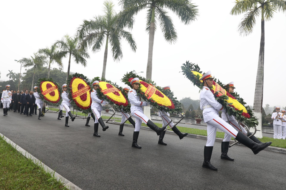 Thủ tướng Nguyễn Xuân Phúc và Chủ tịch Quốc hội Nguyễn Thị Kim Ngân cùng các lãnh đạo, nguyên lãnh đạo Đảng, Nhà nước dâng hương tưởng niệm các vị tiền bối cách mạng và các Anh hùng, liệt sỹ tại Nghĩa trang Mai Dịch. (Ảnh: Văn Điệp/TTXVN)