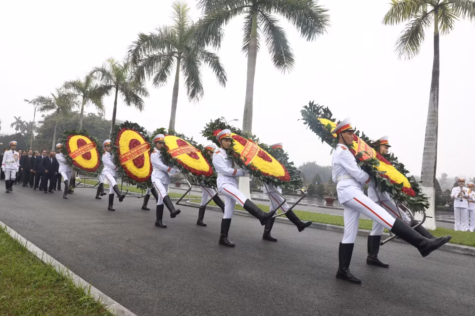 Thủ tướng Nguyễn Xuân Phúc và Chủ tịch Quốc hội Nguyễn Thị Kim Ngân cùng các lãnh đạo, nguyên lãnh đạo Đảng, Nhà nước dâng hương tưởng niệm các vị tiền bối cách mạng và các Anh hùng, liệt sỹ tại Nghĩa trang Mai Dịch. (Ảnh: Văn Điệp/TTXVN)