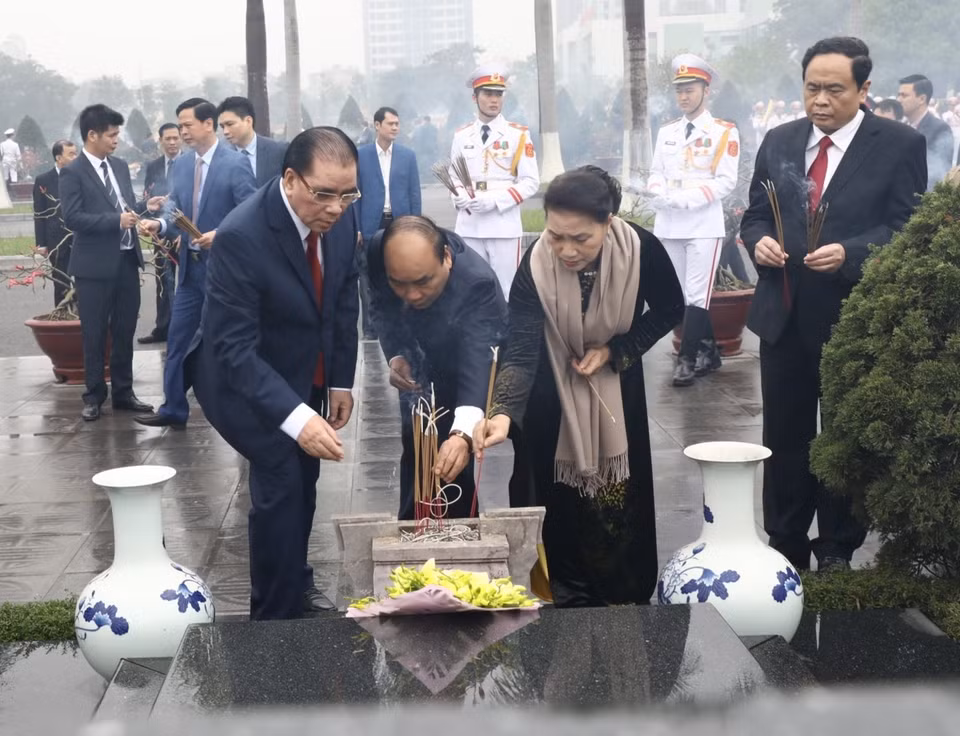 Thủ tướng Nguyễn Xuân Phúc và Chủ tịch Quốc hội Nguyễn Thị Kim Ngân cùng các lãnh đạo, nguyên lãnh đạo Đảng, Nhà nước dâng hương tưởng niệm các vị tiền bối cách mạng và các Anh hùng, liệt sỹ tại Nghĩa trang Mai Dịch. (Ảnh: Văn Điệp/TTXVN)