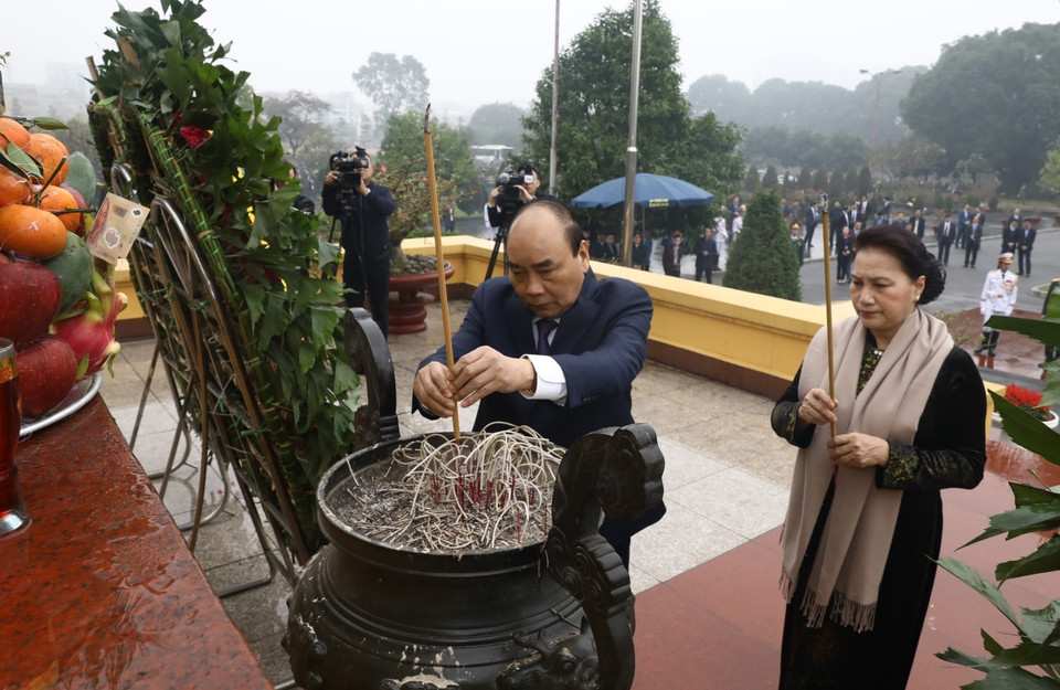 Thủ tướng Nguyễn Xuân Phúc và Chủ tịch Quốc hội Nguyễn Thị Kim Ngân cùng các lãnh đạo, nguyên lãnh đạo Đảng, Nhà nước dâng hương tưởng niệm các vị tiền bối cách mạng và các Anh hùng, liệt sỹ tại Nghĩa trang Mai Dịch. (Ảnh: Văn Điệp/TTXVN)