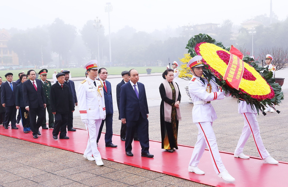Các lãnh đạo, nguyên lãnh đạo Đảng và Nhà nước đặt vòng hoa và vào Lăng viếng Chủ tịch Hồ Chí Minh. (Ảnh: Lâm Khánh/TTXVN)