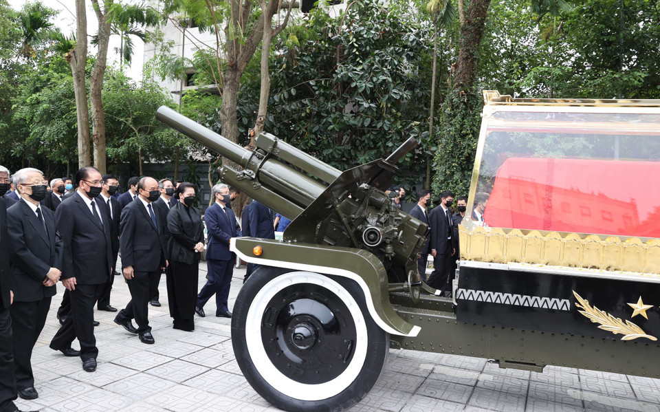 Thủ tướng Nguyễn Xuân phúc, Chủ tịch Quốc hội Nguyễn Thị Kim Ngân cùng các đồng chí lãnh đạo Đảng và Nhà nước tiễn biệt nguyên Tổng Bí thư Lê Khả Phiêu về nơi an nghỉ cuối cùng tại Nghĩa trang Mai Dịch, Hà Nội. (Ảnh: Thống Nhất/TTXVN)