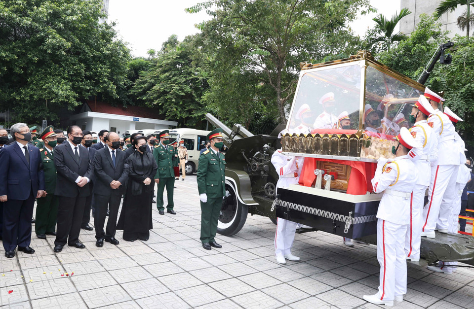 Thủ tướng Nguyễn Xuân phúc, Chủ tịch Quốc hội Nguyễn Thị Kim Ngân cùng các đồng chí lãnh đạo Đảng và Nhà nước chứng kiến Đội nghi lễ Quân đội chuyển linh cữu nguyên Tổng Bí thư Lê Khả Phiêu lên linh xa để đưa về nơi an nghỉ cuối cùng tại Nghĩa trang Mai Dịch, Hà Nội. (Ảnh: Thống Nhất/TTXVN)