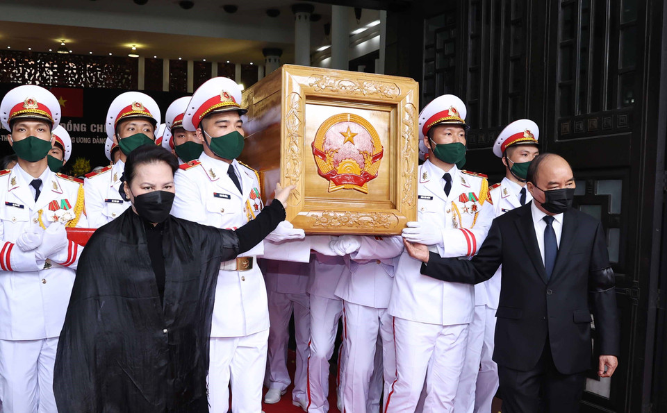 Thủ tướng Nguyễn Xuân Phúc và Chủ tịch Quốc hội Nguyễn Thị Kim Ngân đưa linh cữu nguyên Tổng Bí thư Lê Khả Phiêu ra linh xa. (Ảnh: Thống Nhất/TTXVN)