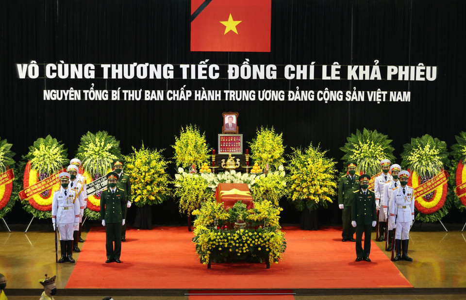 Đội nghi lễ quân đội túc trực bên linh cữu nguyên Tổng Bí thư Lê Khả Phiêu. (Ảnh: TTXVN)
