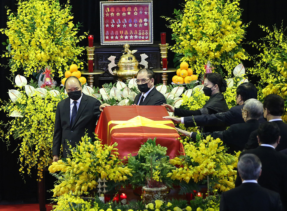 Thủ tướng Nguyễn Xuân Phúc và các đồng chí lãnh đạo, nguyên lãnh đạo Đảng, Nhà nước đi quanh linh cữu nguyên Tổng Bí thư Lê Khả Phiêu. (Ảnh: TTXVN)