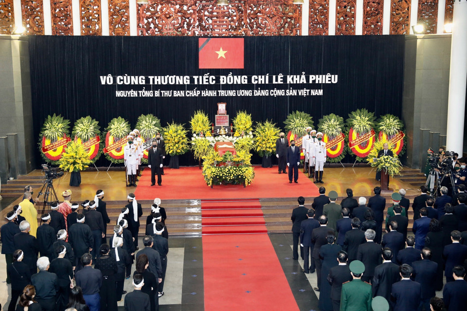 Thủ tướng Nguyễn Xuân Phúc đọc điếu văn tiễn biệt nguyên Tổng Bí thư Lê Khả Phiêu. (Ảnh: Dương Giang/TTXVN)