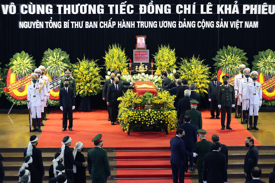 Thủ tướng Nguyễn Xuân Phúc và các đồng chí lãnh đạo, nguyên lãnh đạo Đảng, Nhà nước đi quanh linh cữu nguyên Tổng Bí thư Lê Khả Phiêu. (Ảnh: TTXVN)