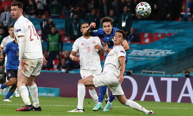 Phút 60, thế cân bằng đã bị phá vỡ với pha dứt điểm của Federico Chiesa. (Nguồn: Guardian)