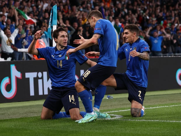 Niềm vui của cầu thủ Italy sau pha lập công của Federico Chiesa. (Nguồn: Guardian)