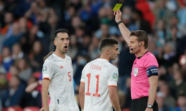 Sang hiệp 2, trận đấu diễn ra căng thẳng hơn và Busquets đã phải nhận thẻ vàng đầu tiên của trận đấu. (Nguồn: Guardian)