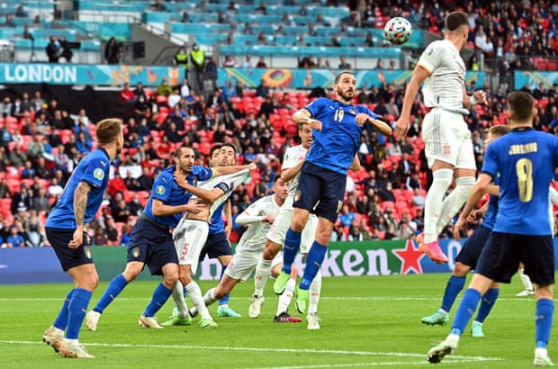 ...và tạo ra nhiều pha bóng nguy hiểm hơn so với Italy. (Nguồn: Reuters)