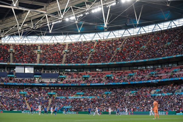 Những phút sau đó, Tây Ban Nha đã giành lại thế trận tại Wembley. (Nguồn: Guardian)