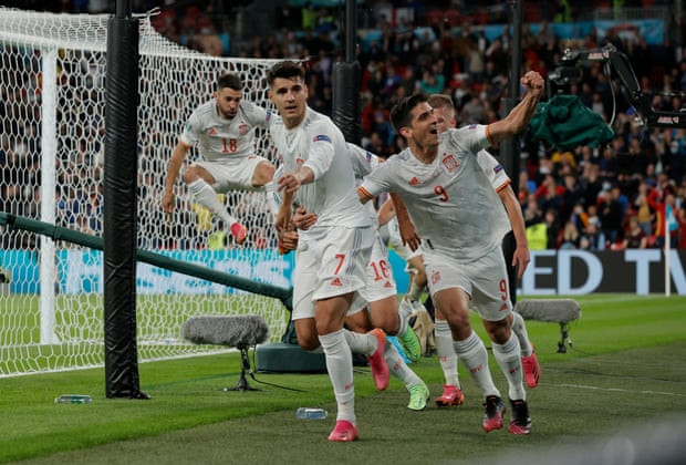 Niềm vui của các cầu thủ Tây Ban Nha. (Nguồn: Guardian)