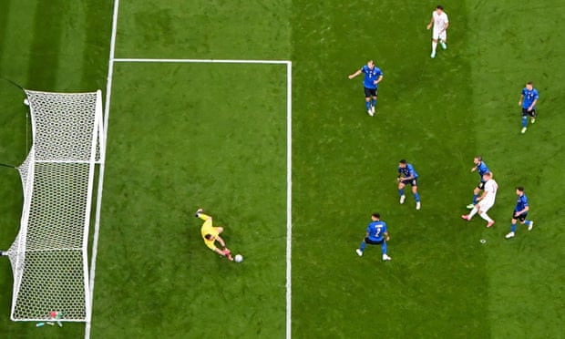 Tình huống đáng chú ý nhất là cú sút của Olmo nhưng thủ thành Gianluigi Donnarumma đã xuất sắc cản phá. (Nguồn: Reuters)