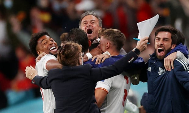  Bên ngoài sân, huấn luyện viên Luis Enrique cũng tỏ ra phấn khích. (Nguồn: Reuters)