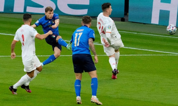 ...và thực tế họ đã có pha bóng nguy hiểm đầu tiên, dù cho sau đó Nicolo Barella được xác định đã rơi vào thế việt vị. (Nguồn: Reuters)