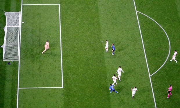 Thủ thành Simon chỉ còn biết đứng tại chỗ nhìn bóng đi vào lưới. (Nguồn: Reuters)