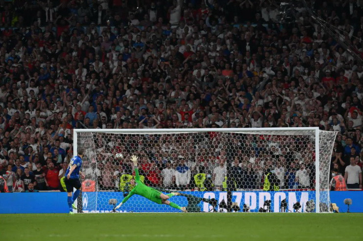 Leonardo Bonucci sau đó giúp Italy lấy lại tự tin với cú sút đưa tỷ số luân lưu thành 2-2. (Nguồn: UEFA)