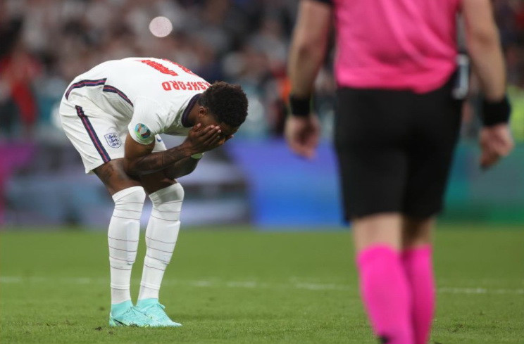 Marcus Rashford sau đó đã không thể giúp tuyển Anh duy trì lợi thế với pha sút bóng đi trúng cột dọc. (Nguồn: UEFA)