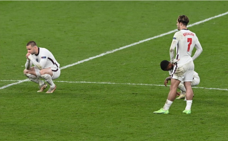 Còn với tuyển Anh, họ không giấu nổi nỗi buồn khi mà đã chờ đợi ngày này suốt 55 năm qua. (Nguồn: UEFA)