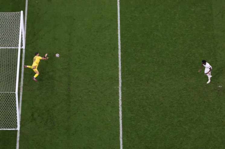 Tuy nhiên, cầu thủ trẻ Saka đã không thể tận dụng cơ hội để gỡ hòa, qua đó khiến Anh thua chung cuộc 2-3 ở loạt sút luân lưu. (Nguồn: UEFA)