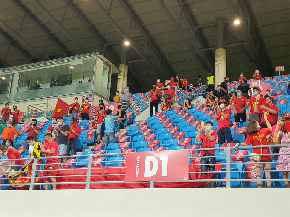 Các cổ động viên có mặt tại sân Bishan. (Nguồn: VFF)