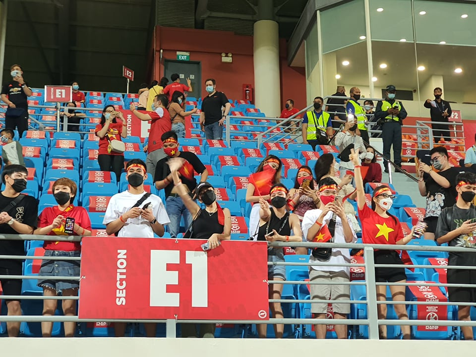 Rất đông cổ động viên đã đến sân cổ vũ cho tuyển Việt Nam tại AFF Cup 2020.