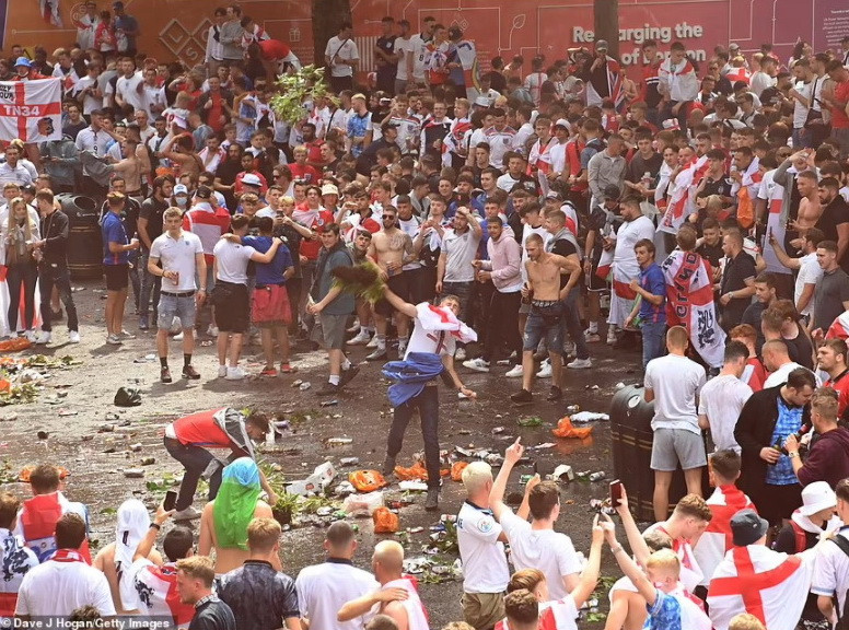 ...khi mà các cổ động viên Anh ngay từ sớm đã đổ ra đường để cổ vũ đội nhà. (Nguồn: Getty Images)