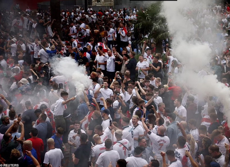 Nhiều cổ động viên quá khích còn đốt pháo. (Nguồn: Reuters)