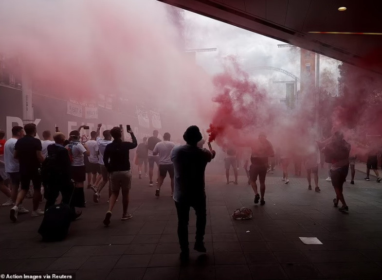 ...cũng như tạo ra sức ép dành cho các cầu thủ Italy. (Nguồn: Reuters)