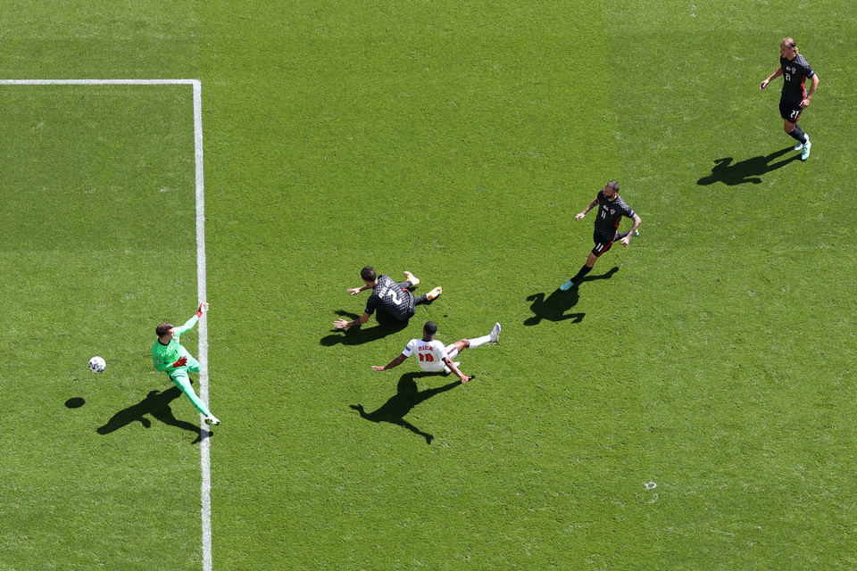 Phút 57, thế cân bằng cũng được phá vỡ với pha lập công của Sterling sau đường kiến tạo của Kalvin Phillips. (Nguồn: Reuters)