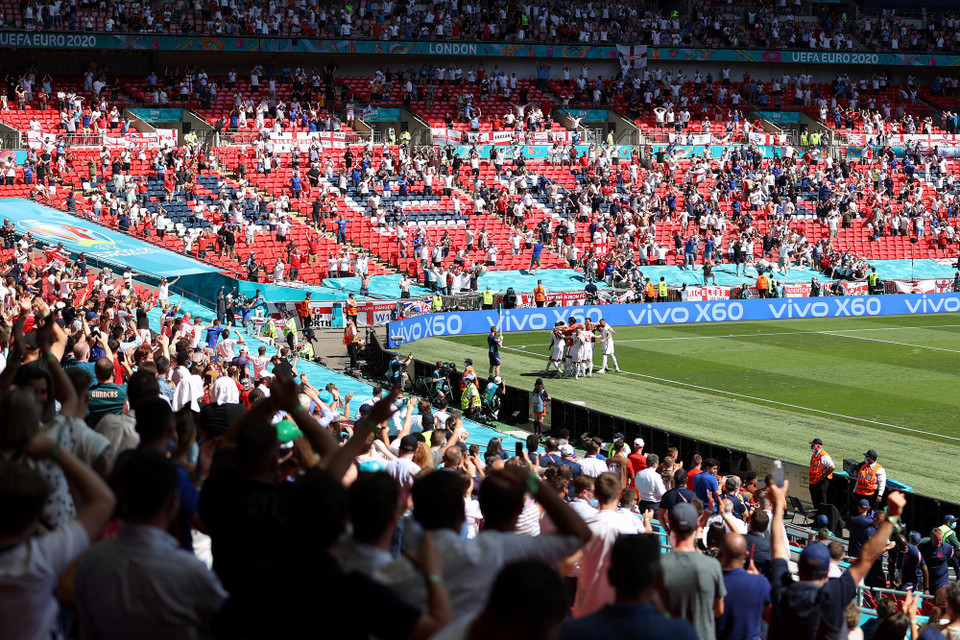 Người hâm mộ Anh vui mừng sau khi chứng kiến đội nhà ghi bàn. (Nguồn: Reuters)