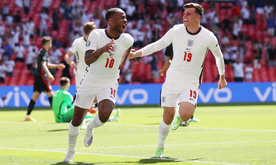 Sterling ăn mừng sau khi ghi bàn mở tỷ số cho đội tuyển Anh. (Nguồn: Reuters)