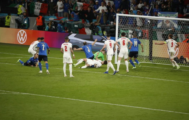 Sang hiệp 2, Italy tiếp tục đẩy cao đội hình và những nỗ lực của họ cũng được đền đáp... (Nguồn: UEFA)