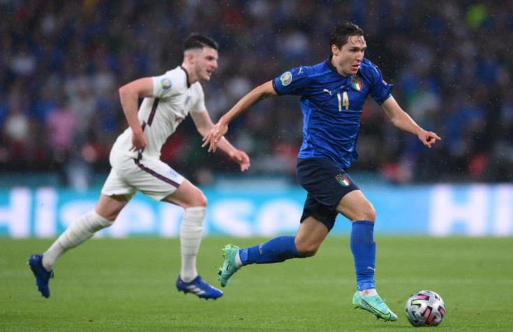 Tình huống đá chú ý nhất trong hiệp 1 chính là pha đi bóng rồi dứt điểm của Chiesa. (Nguồn: UEFA)