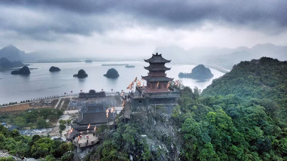 ... cùng nhiều thung lũng, 3 mặt bao bọc bởi núi, trước là hồ Tam Chúc với 6 quả núi nhỏ. (Ảnh: Trọng Đạt/TTXVN)
