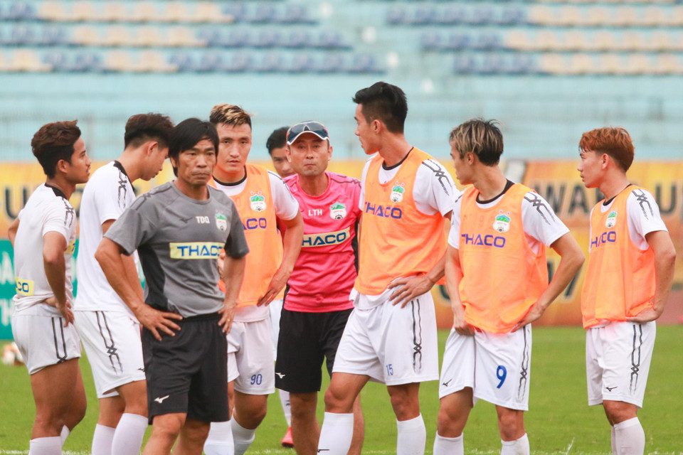 HLV Lee Tae-hoon tập trung rất nhiều vào việc chỉ đạo các cầu thủ ở những tình huống phạt góc. Hoàng Anh Gia Lai vốn là đội bóng không được đánh giá cao ở khả năng chống bóng bổng. (Ảnh: Tá Hiển/Vietnam+)