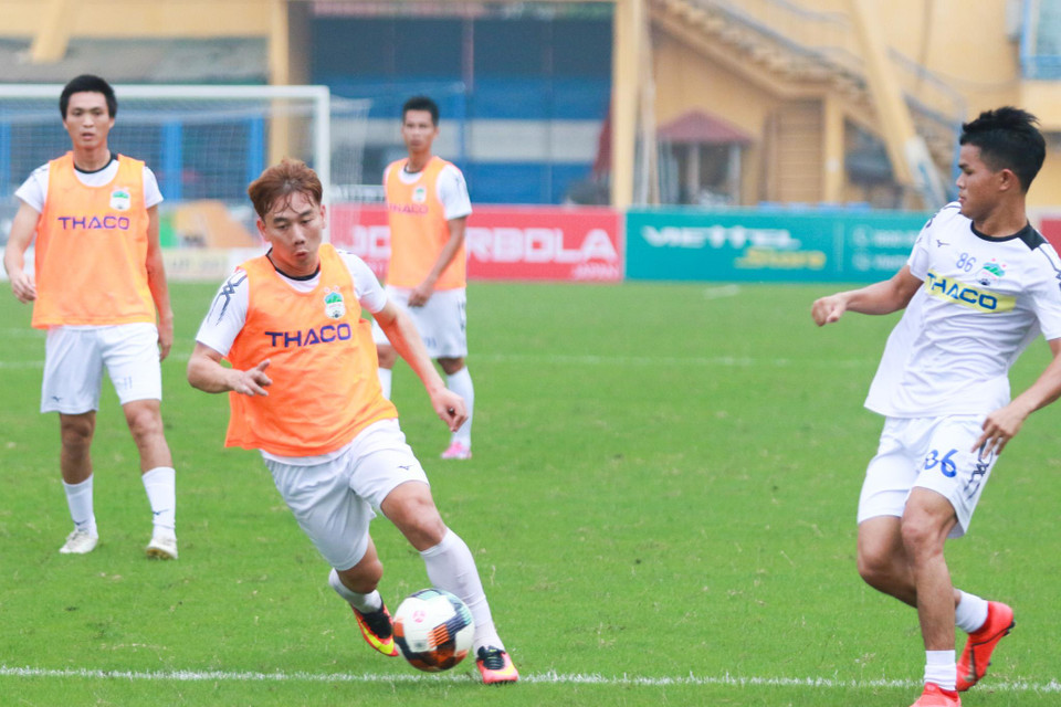 Cuối buổi tập, thuyền trưởng người Hàn Quốc chia đội hình thi đấu đối kháng. (Ảnh: Tá Hiển/Vietnam+)