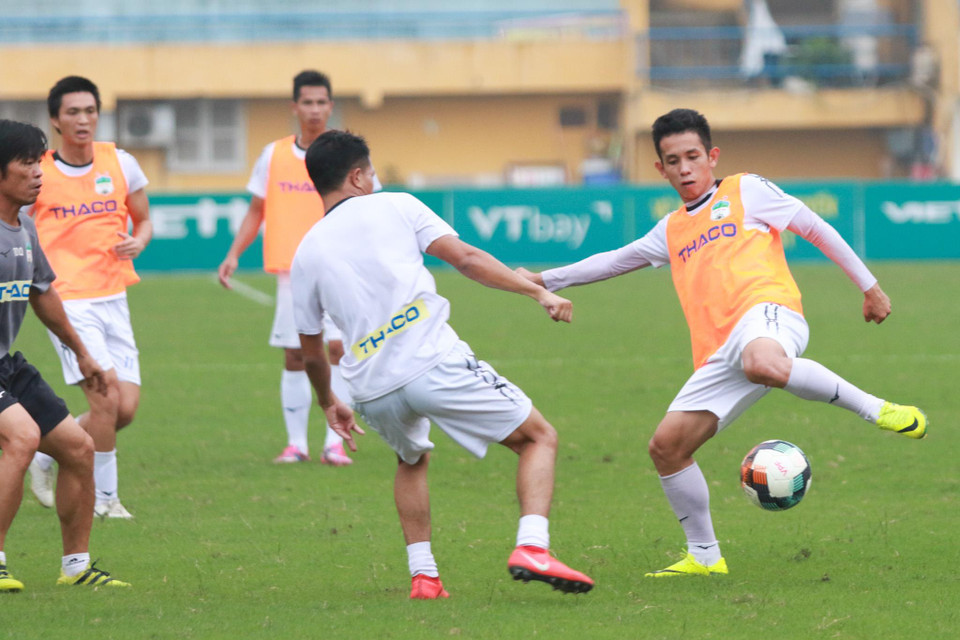 Hồng Duy (bìa phải) trong một pha bóng tranh chấp ở buổi tập. (Ảnh: Tá Hiển/Vietnam+)