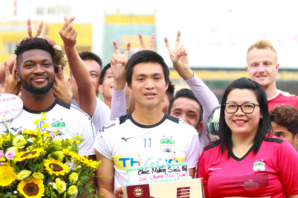 Ngay từ đầu buổi tập, không khí đã trở nên hết sức thoải mái khi Hội CĐV Hoàng Anh Gia Lai tổ chức sinh nhật cho các cầu thủ có ngày sinh trong tháng 5. Đáng chú ý, tiền vệ Tuấn Anh là một trong những người có sinh nhật trong tháng này (16/5). (Ảnh: Tá Hiển/Vietnam+)