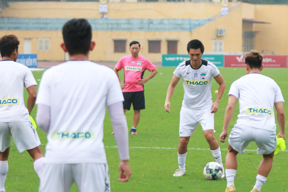 Trong buổi tập chiều, HLV Lee Tae-hoon chủ yếu cho các học trò khởi động nhẹ nhàng và chủ yếu làm quen với mặt sân và bóng. (Ảnh: Tá Hiển/Vietnam+)