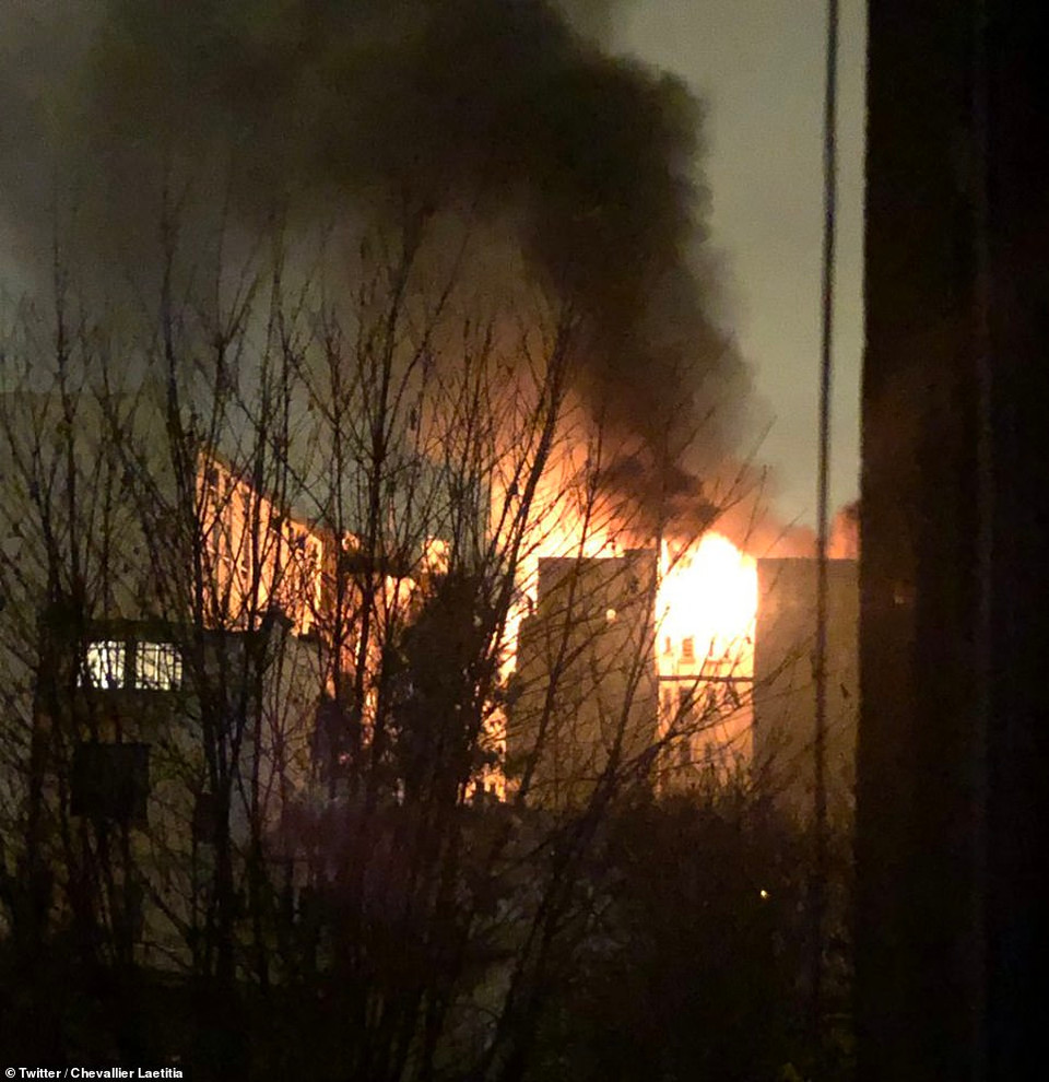 Ước tính 200 nhân viên chữa cháy vẫn đang có mặt tại hiện trường vào rạng sáng 5/2 để dập lửa và chữa trị cho những người bị thương.