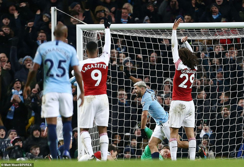 Tuy nhiên, trọng tài vẫn công nhận bàn thắng cho Man city bất chấp sự phản đối của cầu thủ Arsenal.