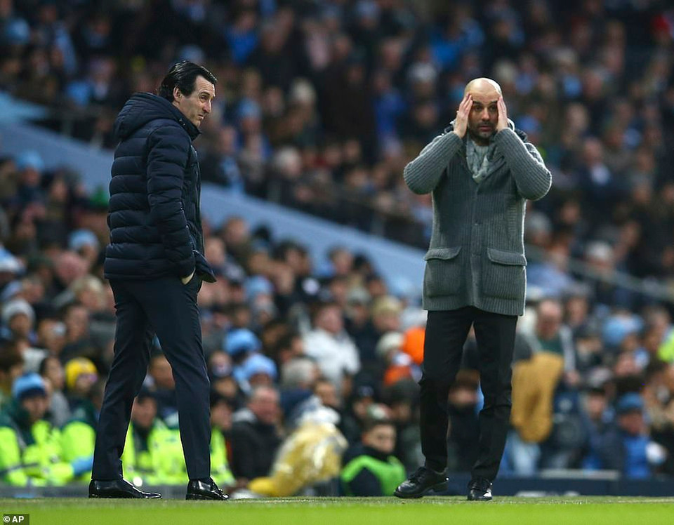 Hai bàn thắng diễn ra chỉ trong vòng 11 phút đã khiến cho trận cầu tâm điểm trở nên kịch tính hơn cả bên ngoài sân...