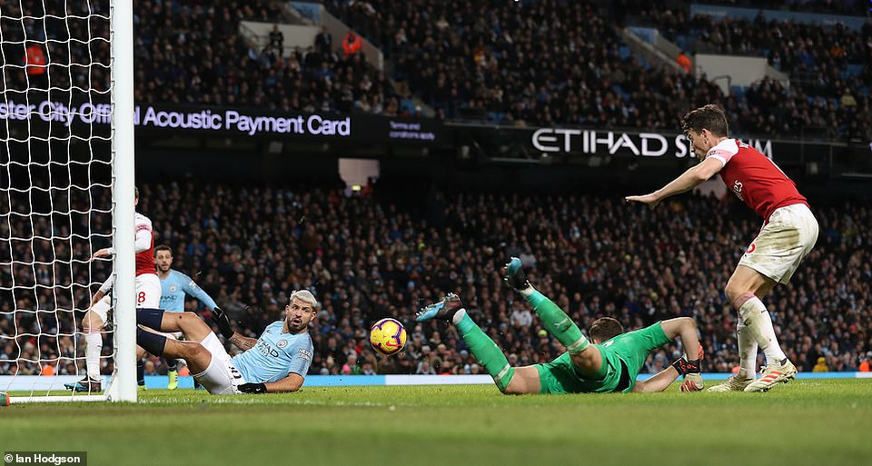 Đến phút 61, ngôi sao người Argentina hoàn tất cú hat-trick của mình ở trận này sau đường căng ngang của Sterling.
