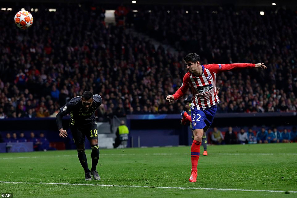 ...khi đánh đầu tung lưới Juventus.