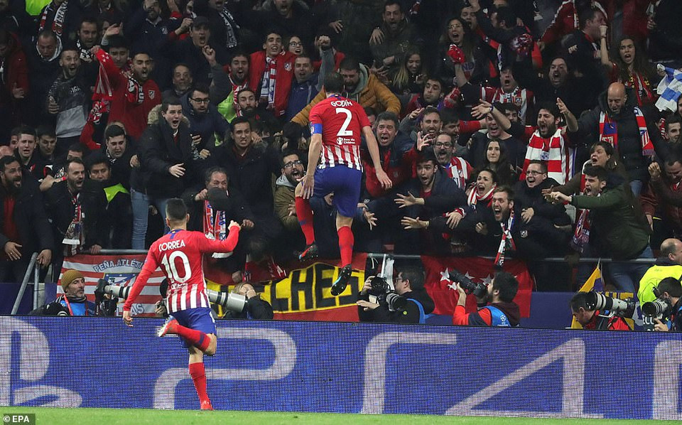 Niềm vui của Godin cùng cổ động viên nhà sau bàn thắng.