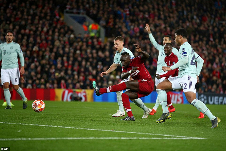 Nhưng các chân sút của họ không làm khó được Neuer.